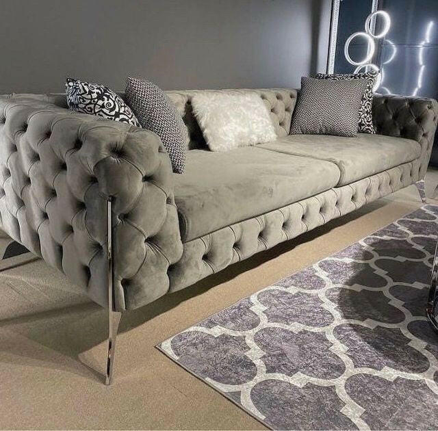 chesterfield sofa Chrometrimsofa goldtrimsofa velvetsofa dubaisofacollection plushvelvetsofas luxurysofa uniquesofas furniture sofas sofa cornersofa 3+2sofa homedecor design interiordesign livingroom home furnituredesigns love bespoke bespokesofas